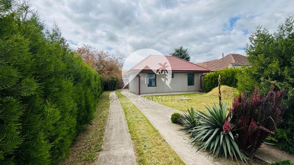 Reality KOMPLEX s.r.o., Vám ponúka na predaj rodinný dom  v obci Bátorove Kosihy.