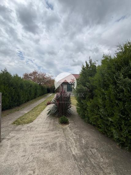 Reality KOMPLEX s.r.o., Vám ponúka na predaj rodinný dom  v obci Bátorove Kosihy.