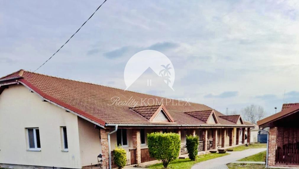 Reality KOMPLEX s.r.o., Vám ponúka na predaj 3-izbový byt / radový dom v obci Okoč, časť Opatovský Sokolec