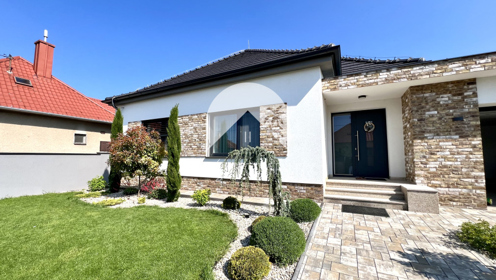 Reality KOMPLEX s.r.o. ponúka na PRENÁJOM exkluzívny rodinný dom s moderným vybavením a krásnou záhradou v obci Veľké Blahovo