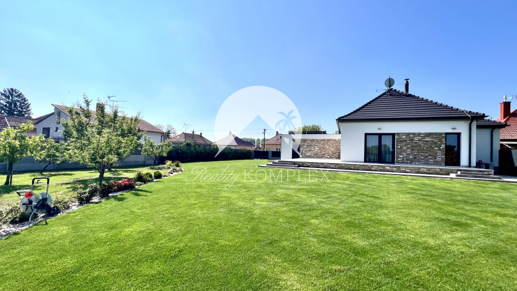 Reality KOMPLEX s.r.o. ponúka na PRENÁJOM exkluzívny rodinný dom s moderným vybavením a krásnou záhradou v obci Veľké Blahovo