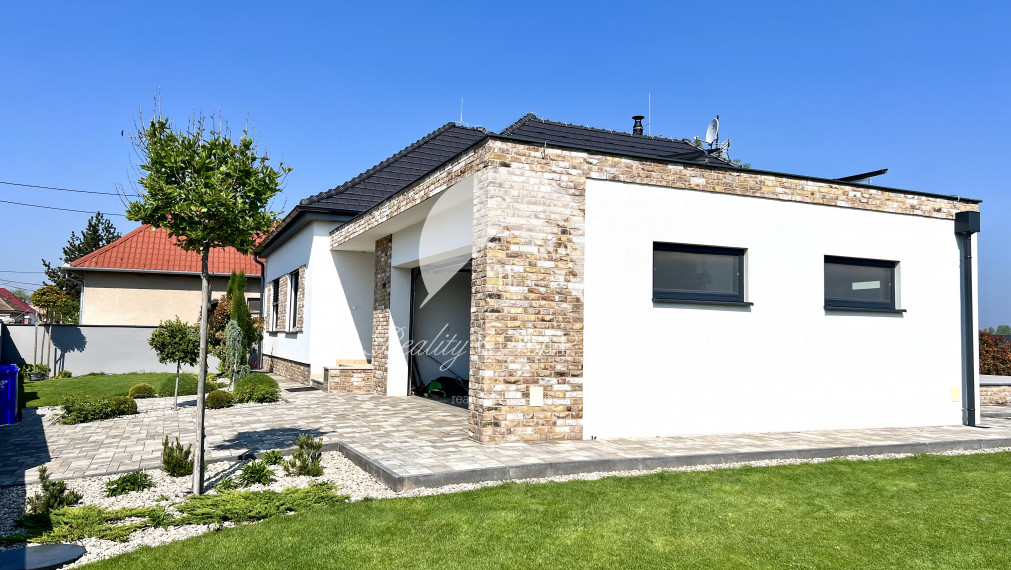 Reality KOMPLEX s.r.o. ponúka na PRENÁJOM exkluzívny rodinný dom s moderným vybavením a krásnou záhradou v obci Veľké Blahovo