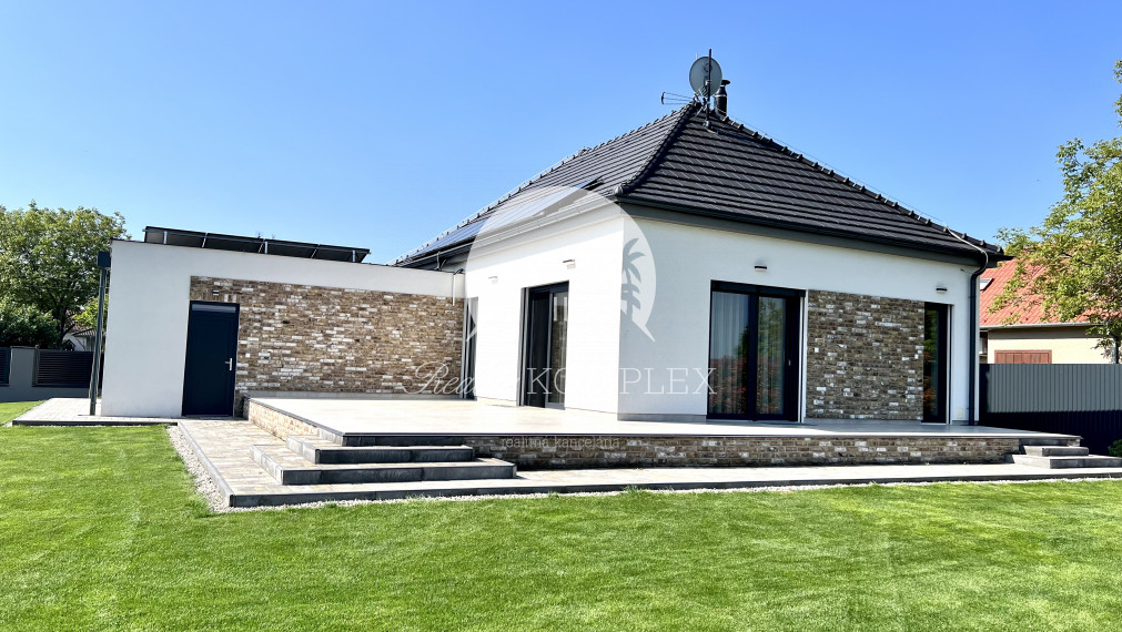 Reality KOMPLEX s.r.o. ponúka na PRENÁJOM exkluzívny rodinný dom s moderným vybavením a krásnou záhradou v obci Veľké Blahovo