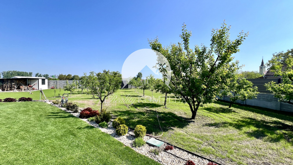 Reality KOMPLEX s.r.o. ponúka na PRENÁJOM exkluzívny rodinný dom s moderným vybavením a krásnou záhradou v obci Veľké Blahovo