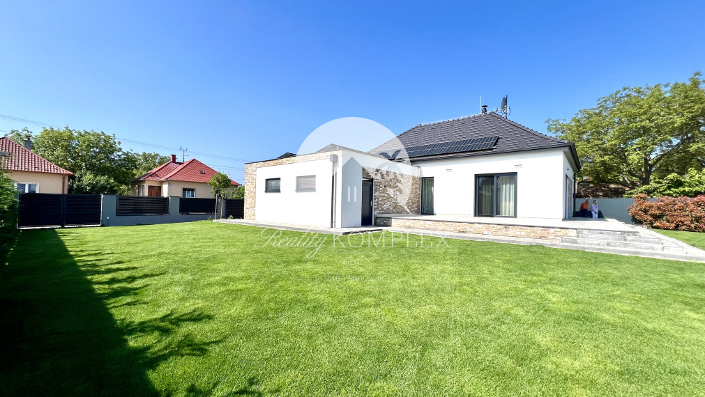 Reality KOMPLEX s.r.o. ponúka na PRENÁJOM exkluzívny rodinný dom s moderným vybavením a krásnou záhradou v obci Veľké Blahovo