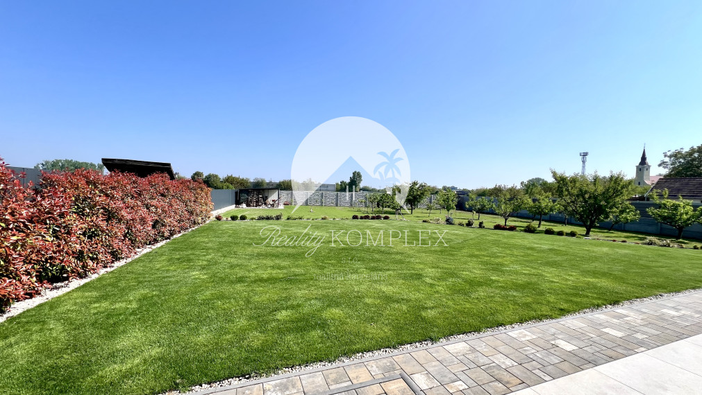 Reality KOMPLEX s.r.o. ponúka na PRENÁJOM exkluzívny rodinný dom s moderným vybavením a krásnou záhradou v obci Veľké Blahovo