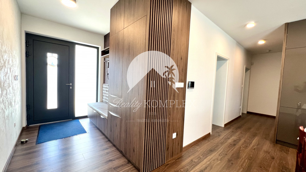 Reality KOMPLEX s.r.o. ponúka na PRENÁJOM exkluzívny rodinný dom s moderným vybavením a krásnou záhradou v obci Veľké Blahovo