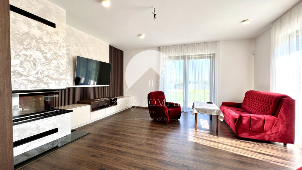 Reality KOMPLEX s.r.o. ponúka na PRENÁJOM exkluzívny rodinný dom s moderným vybavením a krásnou záhradou v obci Veľké Blahovo