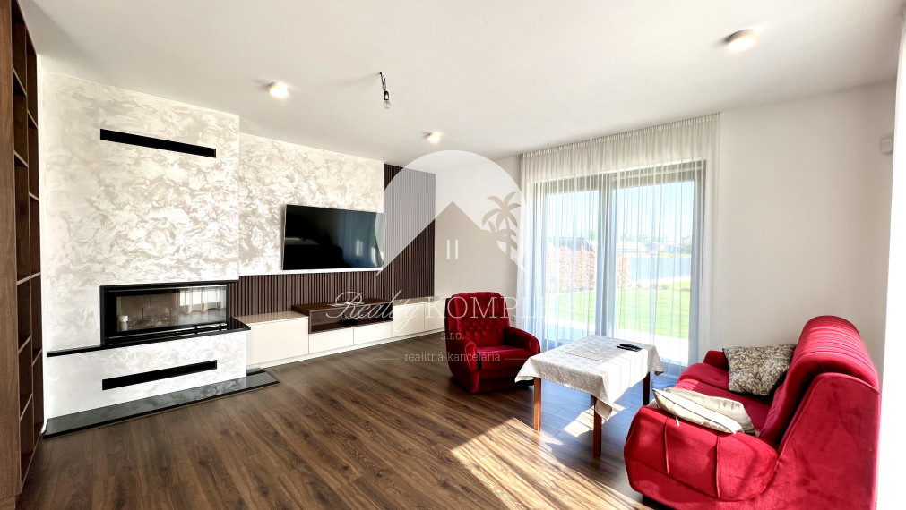 Reality KOMPLEX s.r.o. ponúka na PRENÁJOM exkluzívny rodinný dom s moderným vybavením a krásnou záhradou v obci Veľké Blahovo