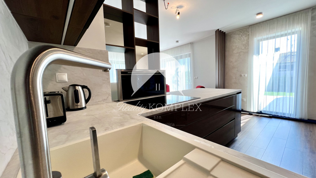 Reality KOMPLEX s.r.o. ponúka na PRENÁJOM exkluzívny rodinný dom s moderným vybavením a krásnou záhradou v obci Veľké Blahovo