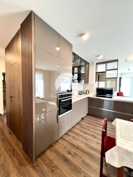 Reality KOMPLEX s.r.o. ponúka na PRENÁJOM exkluzívny rodinný dom s moderným vybavením a krásnou záhradou v obci Veľké Blahovo