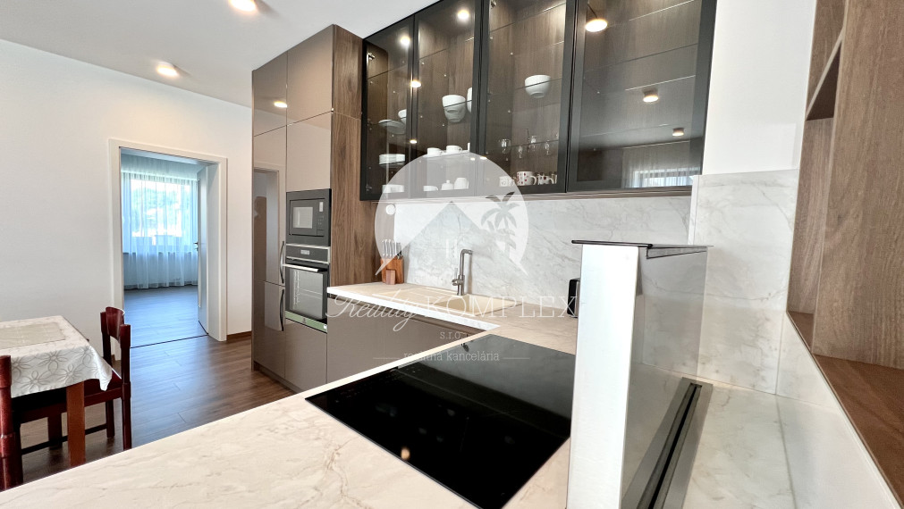 Reality KOMPLEX s.r.o. ponúka na PRENÁJOM exkluzívny rodinný dom s moderným vybavením a krásnou záhradou v obci Veľké Blahovo