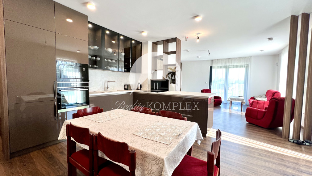 Reality KOMPLEX s.r.o. ponúka na PRENÁJOM exkluzívny rodinný dom s moderným vybavením a krásnou záhradou v obci Veľké Blahovo