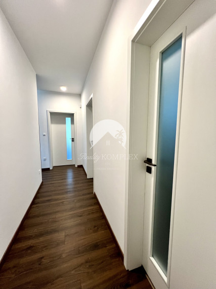 Reality KOMPLEX s.r.o. ponúka na PRENÁJOM exkluzívny rodinný dom s moderným vybavením a krásnou záhradou v obci Veľké Blahovo