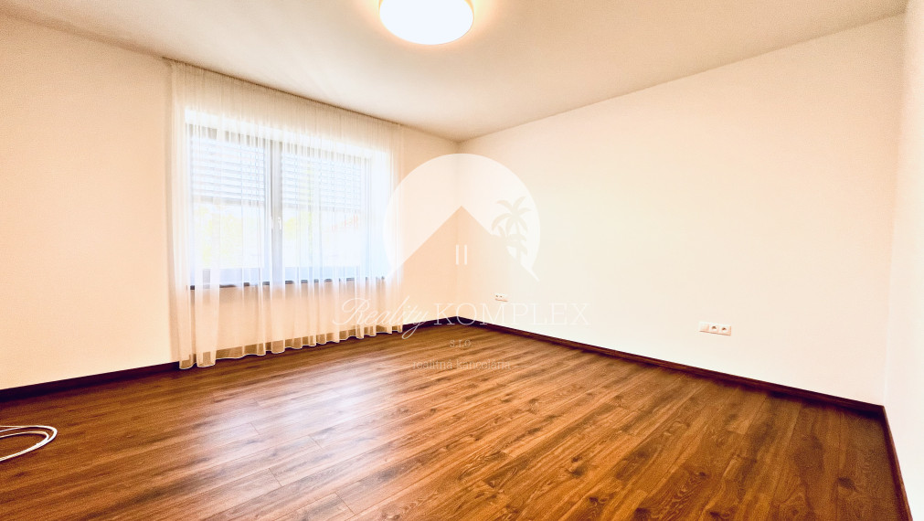 Reality KOMPLEX s.r.o. ponúka na PRENÁJOM exkluzívny rodinný dom s moderným vybavením a krásnou záhradou v obci Veľké Blahovo