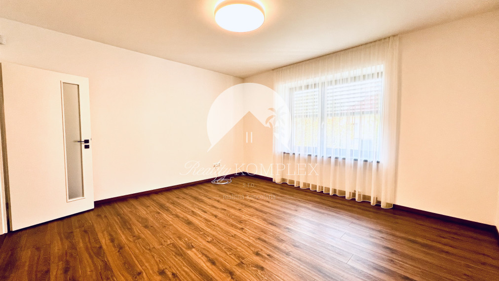 Reality KOMPLEX s.r.o. ponúka na PRENÁJOM exkluzívny rodinný dom s moderným vybavením a krásnou záhradou v obci Veľké Blahovo