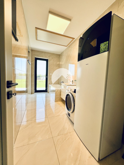 Reality KOMPLEX s.r.o. ponúka na PRENÁJOM exkluzívny rodinný dom s moderným vybavením a krásnou záhradou v obci Veľké Blahovo