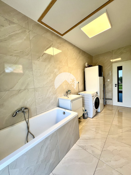 Reality KOMPLEX s.r.o. ponúka na PRENÁJOM exkluzívny rodinný dom s moderným vybavením a krásnou záhradou v obci Veľké Blahovo