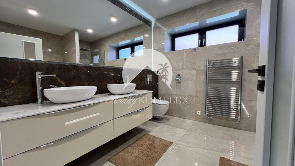 Reality KOMPLEX s.r.o. ponúka na PRENÁJOM exkluzívny rodinný dom s moderným vybavením a krásnou záhradou v obci Veľké Blahovo