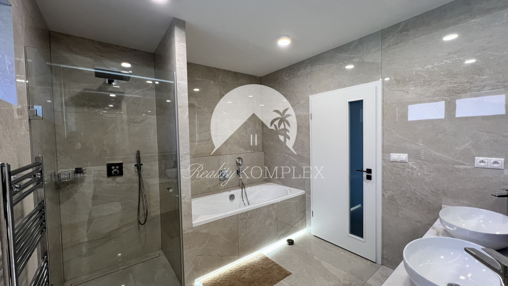 Reality KOMPLEX s.r.o. ponúka na PRENÁJOM exkluzívny rodinný dom s moderným vybavením a krásnou záhradou v obci Veľké Blahovo