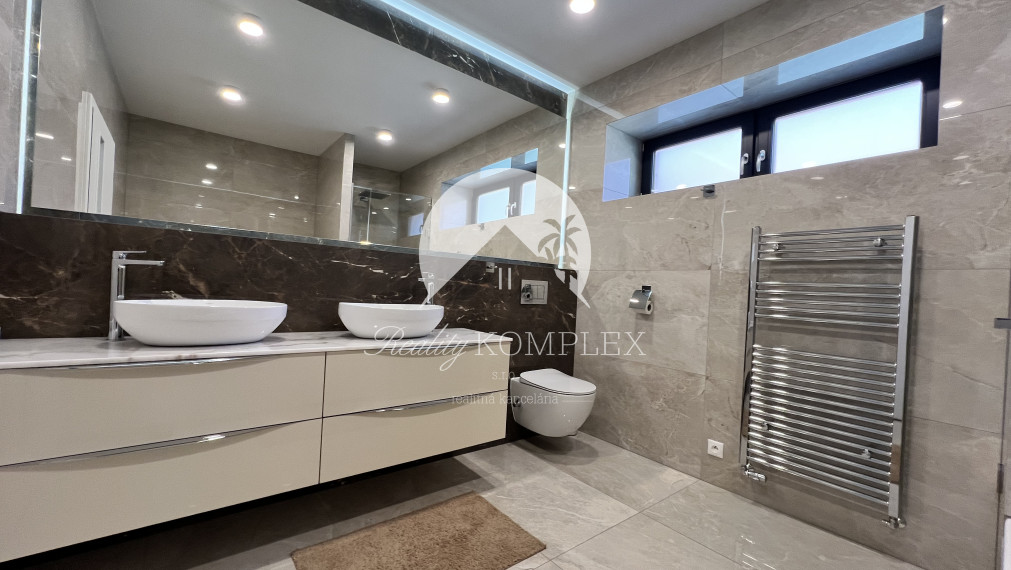 Reality KOMPLEX s.r.o. ponúka na PRENÁJOM exkluzívny rodinný dom s moderným vybavením a krásnou záhradou v obci Veľké Blahovo