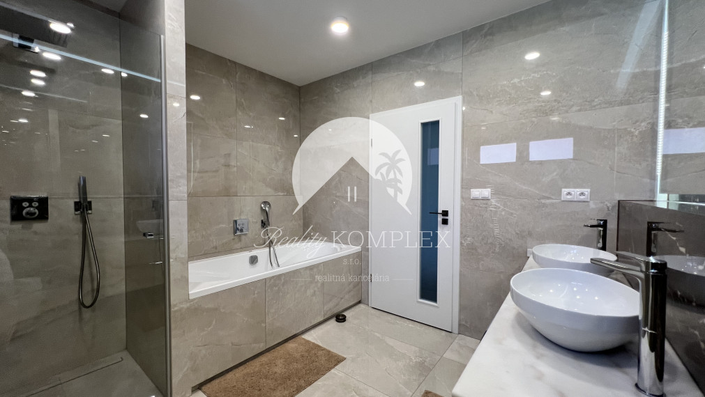 Reality KOMPLEX s.r.o. ponúka na PRENÁJOM exkluzívny rodinný dom s moderným vybavením a krásnou záhradou v obci Veľké Blahovo