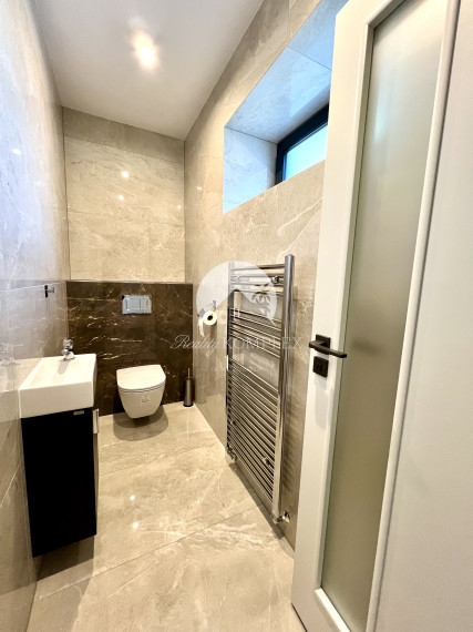 Reality KOMPLEX s.r.o. ponúka na PRENÁJOM exkluzívny rodinný dom s moderným vybavením a krásnou záhradou v obci Veľké Blahovo