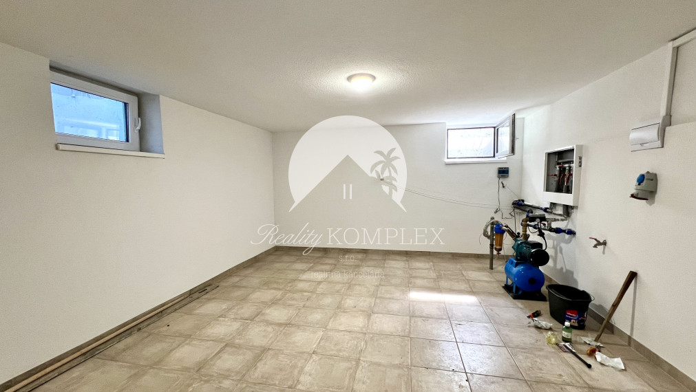 Reality KOMPLEX s.r.o. ponúka na PRENÁJOM exkluzívny rodinný dom s moderným vybavením a krásnou záhradou v obci Veľké Blahovo