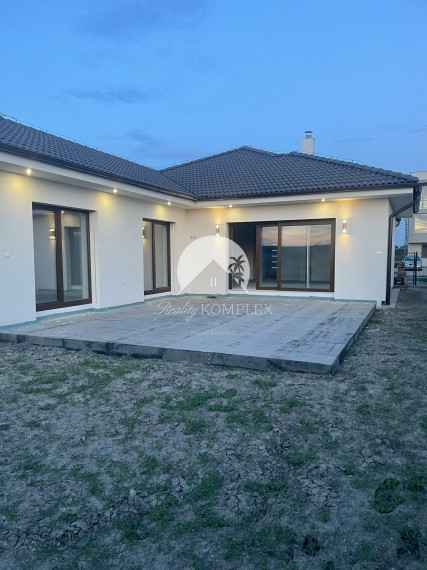Reality KOMPLEX s.r.o., Vám ponúka na predaj nový, moderný 4-izbový rodinný dom s možnosťou individuálneho prispôsobenia podľa vášho vkusu.