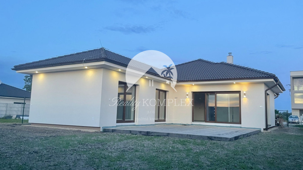 Reality KOMPLEX s.r.o., Vám ponúka na predaj nový, moderný 4-izbový rodinný dom s možnosťou individuálneho prispôsobenia podľa vášho vkusu.