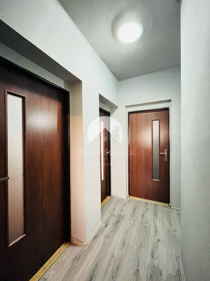 Reality KOMPLEX s.r.o. Vám ponúka na predaj priestranný poschodový rodinný dom v meste Kolárovo