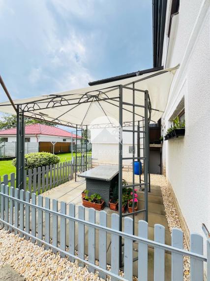 Reality KOMPLEX s.r.o. Vám ponúka na predaj priestranný poschodový rodinný dom v meste Kolárovo