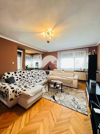 Reality KOMPLEX s.r.o. Vám ponúka na predaj priestranný poschodový rodinný dom v meste Kolárovo