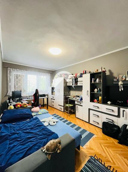 Reality KOMPLEX s.r.o. Vám ponúka na predaj priestranný poschodový rodinný dom v meste Kolárovo