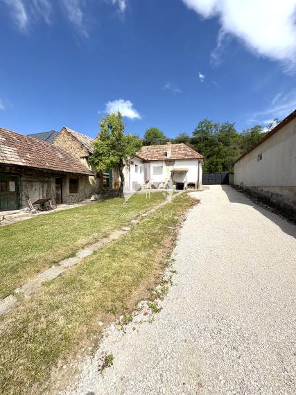 IBA U NÁS !!! Reality KOMPLEX s.r.o.,Vám ponúka na predaj 3 izbový rodinný domček nachádzajúci sa v malebnej lokalite obci Chľaba, na SKOK od sútoku Dunaja a Ipľa okres Nové Zámky !!!