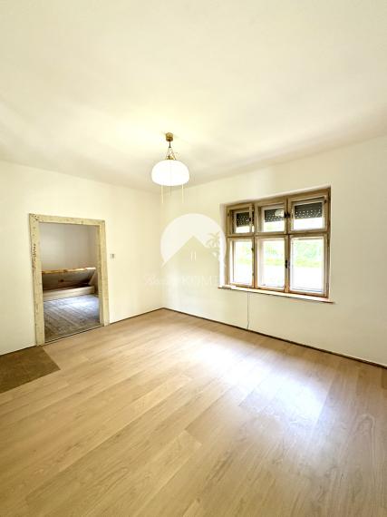 IBA U NÁS !!! Reality KOMPLEX s.r.o.,Vám ponúka na predaj 3 izbový rodinný domček nachádzajúci sa v malebnej lokalite obci Chľaba, na SKOK od sútoku Dunaja a Ipľa okres Nové Zámky !!!