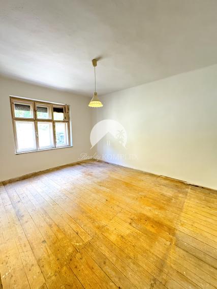 IBA U NÁS !!! Reality KOMPLEX s.r.o.,Vám ponúka na predaj 3 izbový rodinný domček nachádzajúci sa v malebnej lokalite obci Chľaba, na SKOK od sútoku Dunaja a Ipľa okres Nové Zámky !!!