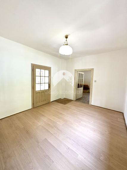 IBA U NÁS !!! Reality KOMPLEX s.r.o.,Vám ponúka na predaj 3 izbový rodinný domček nachádzajúci sa v malebnej lokalite obci Chľaba, na SKOK od sútoku Dunaja a Ipľa okres Nové Zámky !!!