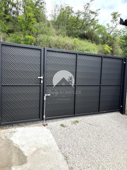 IBA U NÁS !!! Reality KOMPLEX s.r.o.,Vám ponúka na predaj 3 izbový rodinný domček nachádzajúci sa v malebnej lokalite obci Chľaba, na SKOK od sútoku Dunaja a Ipľa okres Nové Zámky !!!