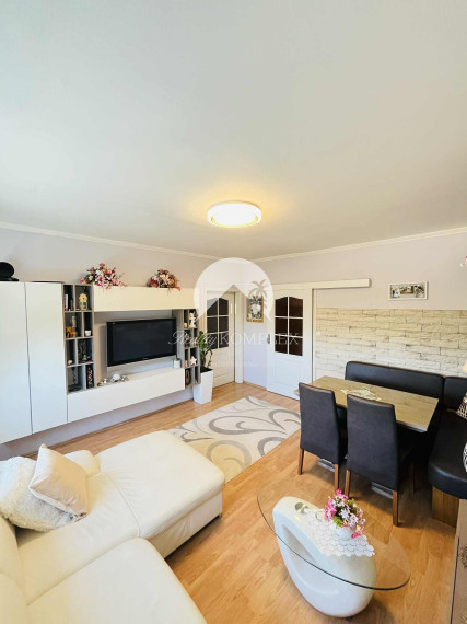 Reality KOMPLEX s.r.o. Vám ponúka na PREDAJ trojizbový byt vo vyhľadávanej lokalite s loggiou  v Komárne.