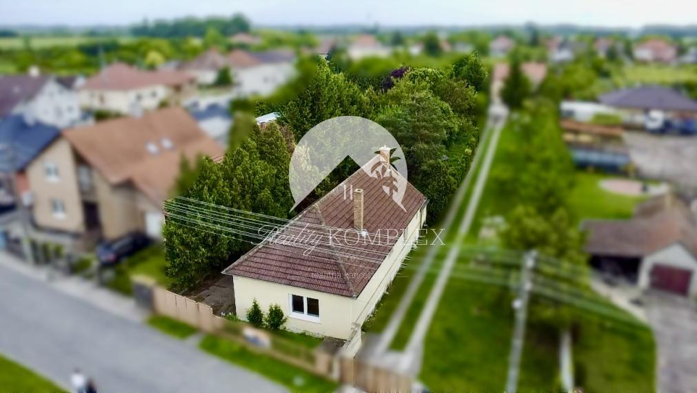 Reality KOMPLEX s.r.o Vám ponúka na predaj 3-izbový rodinný dom v Malých Dvorníkoch.