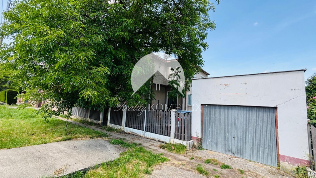 Reality KOMPLEX s.r.o. Vám ponúka na predaj poschodový rodinný dom  v obci Bátorové Kosihy