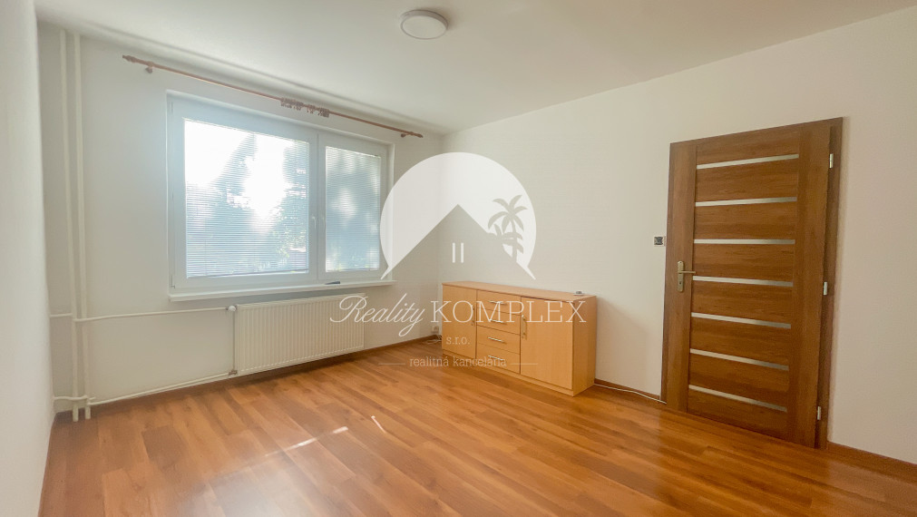 Reality KOMPLEX s.r.o. Vám ponúka NA PREDAJ 1,5-izbový byt v obci Čičov.