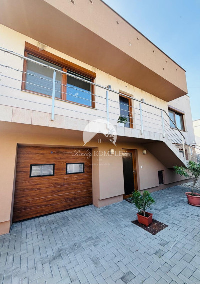 Reality KOMPLEX s.r.o. vám exkluzívne ponúka na predaj priestranný, poschodový rodinný dom nachádzajúci sa v tichej časti mesta Kolárovo.