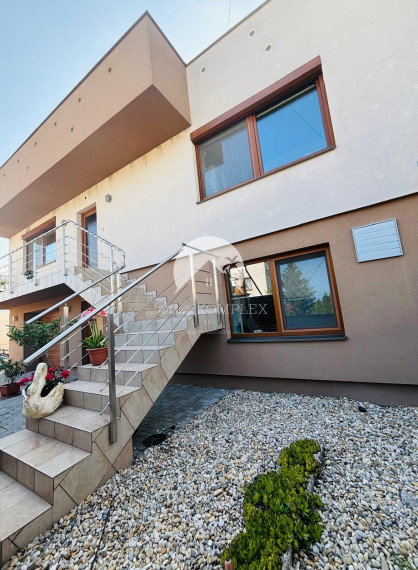 Reality KOMPLEX s.r.o. vám exkluzívne ponúka na predaj priestranný, poschodový rodinný dom nachádzajúci sa v tichej časti mesta Kolárovo.