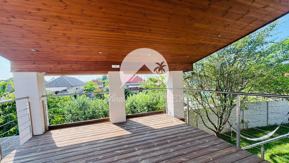 Reality KOMPLEX s.r.o. vám exkluzívne ponúka na predaj priestranný, poschodový rodinný dom nachádzajúci sa v tichej časti mesta Kolárovo.