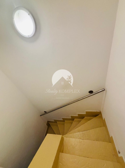 Reality KOMPLEX s.r.o. vám exkluzívne ponúka na predaj priestranný, poschodový rodinný dom nachádzajúci sa v tichej časti mesta Kolárovo.