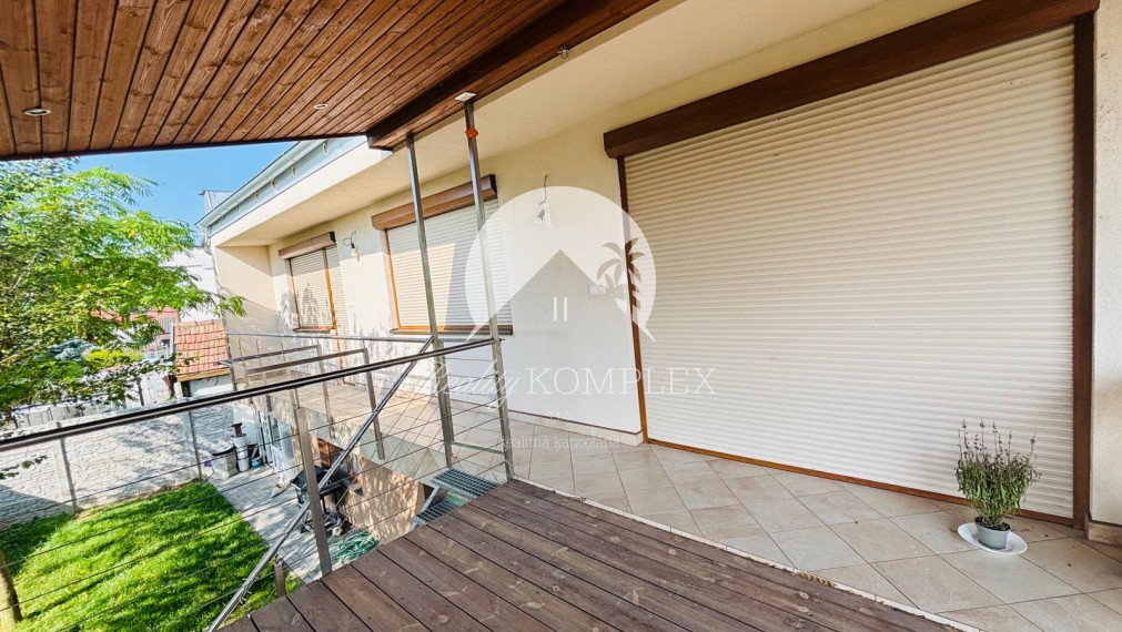 Reality KOMPLEX s.r.o. vám exkluzívne ponúka na predaj priestranný, poschodový rodinný dom nachádzajúci sa v tichej časti mesta Kolárovo.