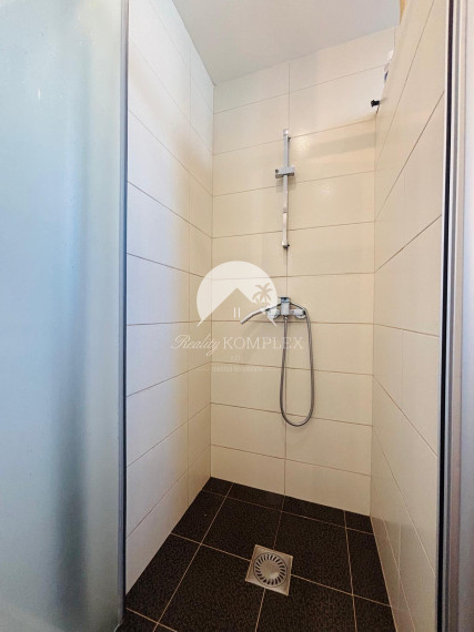 Reality KOMPLEX s.r.o. vám exkluzívne ponúka na predaj priestranný, poschodový rodinný dom nachádzajúci sa v tichej časti mesta Kolárovo.