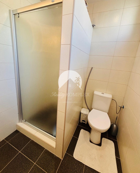 Reality KOMPLEX s.r.o. vám exkluzívne ponúka na predaj priestranný, poschodový rodinný dom nachádzajúci sa v tichej časti mesta Kolárovo.